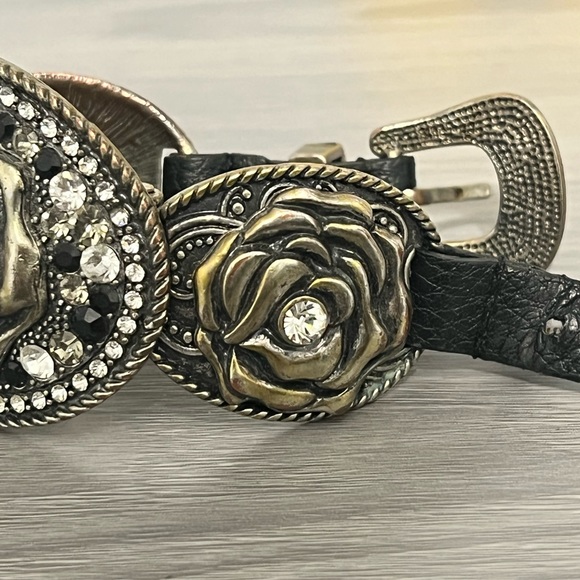 Leather and Bronze Buckle Bracelet with Flowers, Black and White Gemstones - Picture 4 of 10